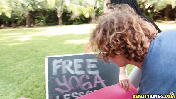 Fitness trainer has free sex with unfamiliar guy during workout